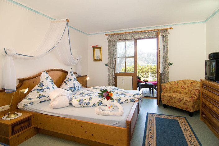 Fewo Kaiserwinkl-Exklusiv, 2-5 Personen, separates Schlafappartement mit Blick auf die Berge Fewo Kaiserwinkl-Exklusiv, 2-5 Personen, separates Schlafappartement mit Blick auf die Berge