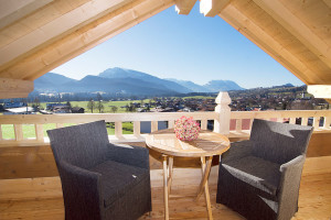 Balkon Ferienwohnung Kaiserwinkl Suite mit Sitzgruppe und Blick auf Kaisergebirge in Reit im Winkl