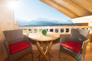 Balkon der Ferienwohnung Kaiserwinkl Studio in Reit im Winkl mit Blick auf das Kaisergebirge