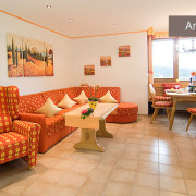 Sitzgruppe in separatem Wohnzimmer von Ferienwohnung Kaiserwinkl Panorama für 2-4 Personen