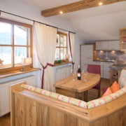 Küche und Sitzwecke in Ferienwohnung Kaiserwinkl Exklusiv