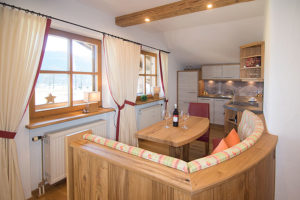 Küche und Sitzwecke in Ferienwohnung Kaiserwinkl Suite bei Ferienwohnungen Neumaier in Reit im Winkl
