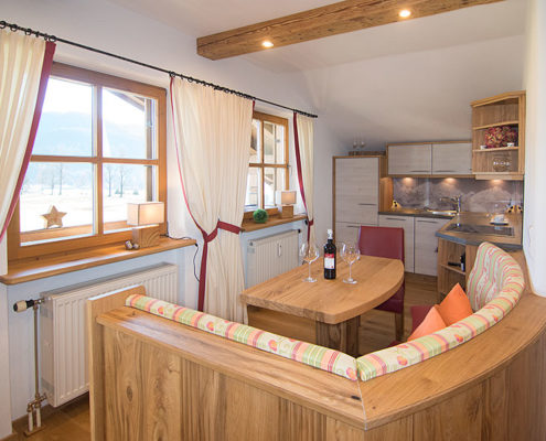 Küche und Sitzwecke in Ferienwohnung Kaiserwinkl Exklusiv