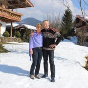Christa und Michael Neumaier im Schnee vor Ihrem Ferienhaus - Ferienwohnungen Neumaier Reit im Winkl
