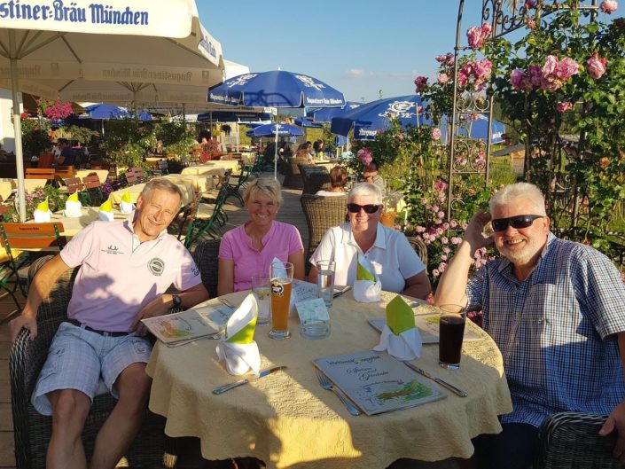 Gäste von Ferienwohnung Neumaier Reit im Winkl seit mehr als 30 Jahren aus NRW in Biergarten mit Christa und Michael Neumaier